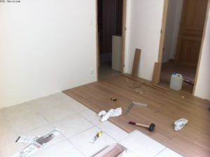 Pose de parquet dans une chambre
